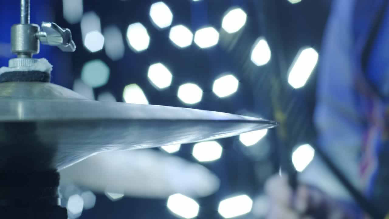 록 드러머가 콘서트에서 음악을 연주합니다. 가까이 가세요.