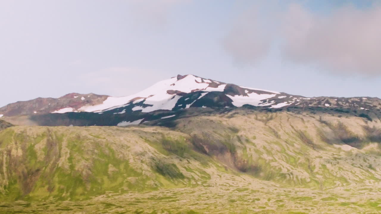 toma de viaje de montaña en la carretera de mano