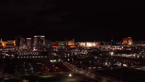 Amplia-Toma-Aérea-Panorámica-Desde-El-Sur-Hasta-El-Centro-De-La-Franja-De-Las-Vegas-Por-La-Noche