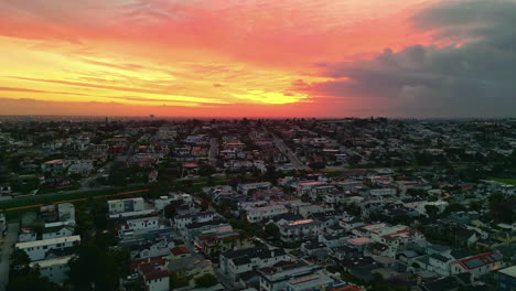 Manhattan-Beach-Sonnenuntergang-Landschaft-Luftdrohne-über-South-Bay-American-Community