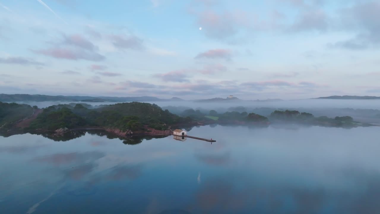 스페인 메노르카 섬의 포넬스 만의 공중 파노라마 골든 아워 풍경 드론 촬영