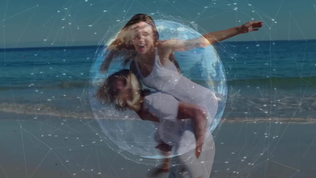 Uomo che porta una donna in spalla dopo un giocoso inseguimento in spiaggia, con un globo tecnologico trasparente che pulsa intorno.
