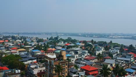 vista aérea de la ciudad de kochi desde el fuerte de kochi , un lago que fluye a través del medio de la ciudad de kochi , vista aérea de las casas abarrotadas de la ciudad