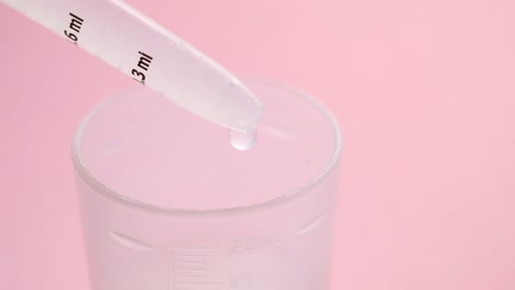 gotero que añade líquido a un cilindro de medición