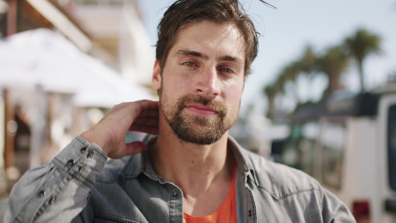 retrato, joven y al aire libre en la ciudad