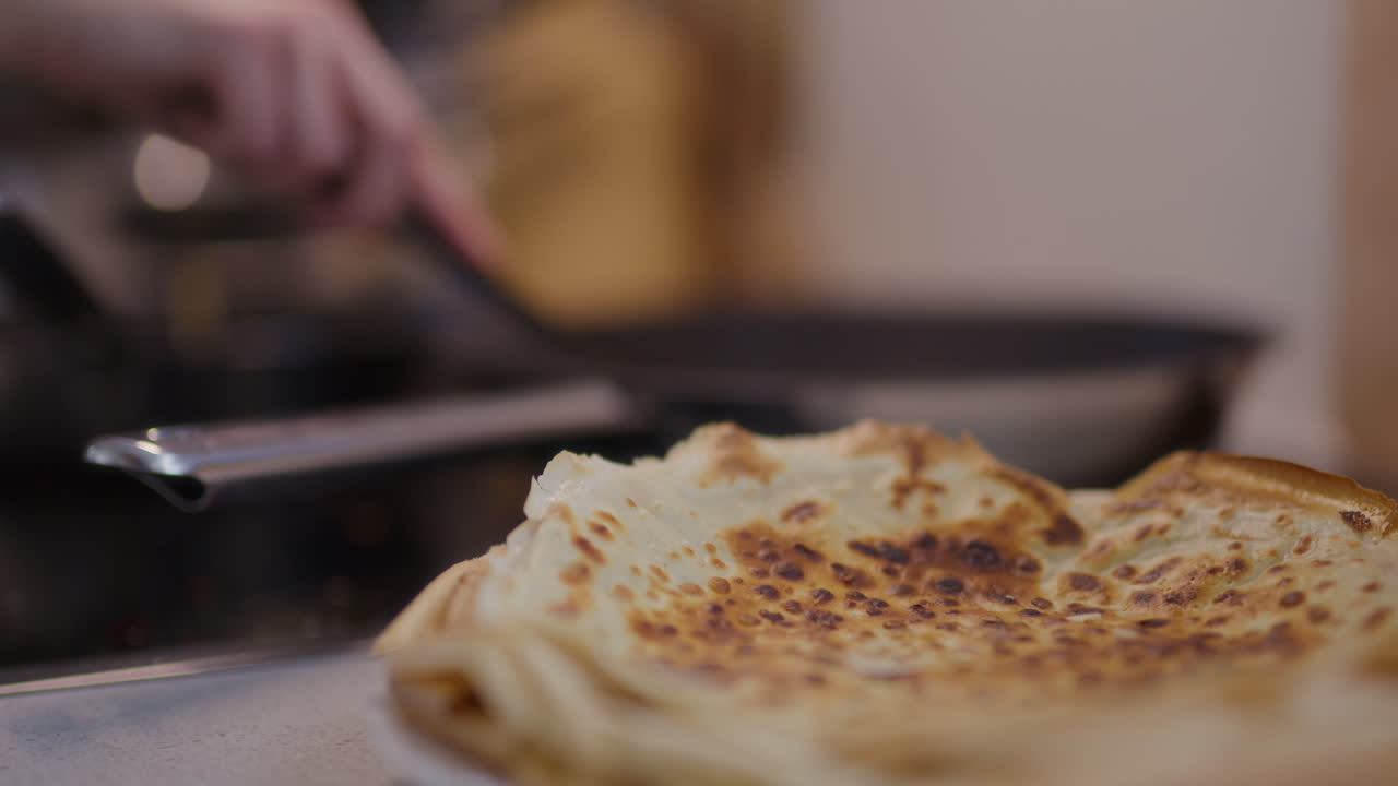 freír panqueques de primer plano de panqueques horneados