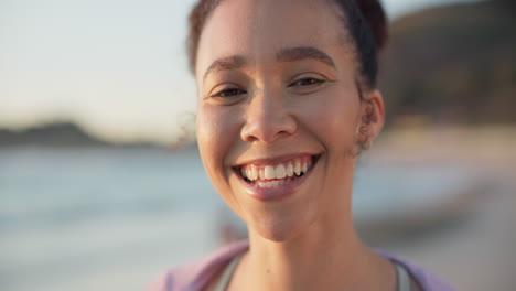 cara, sonrisa y libertad con una mujer en la playa