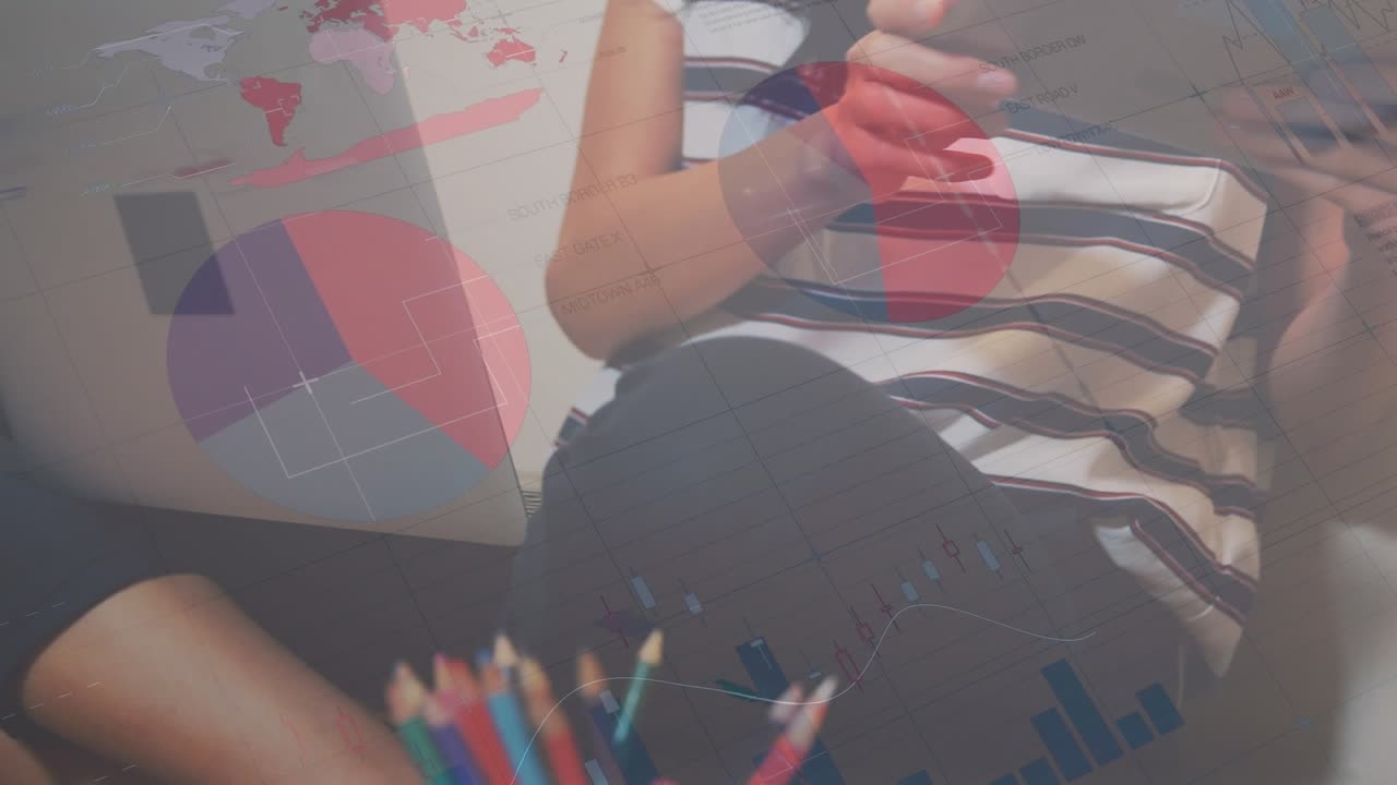 Animazione di elaborazione dati finanziari su una donna che usa un tablet in ufficio.