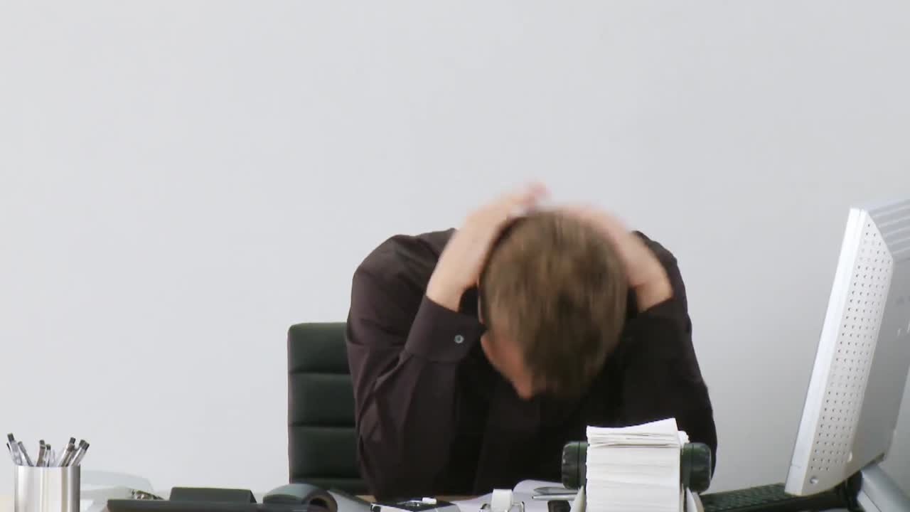 hombre de negocios insatisfecho con su negocio