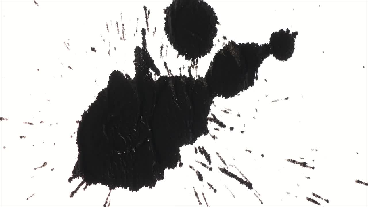 Inchiostro nero che schizza e si diffonde su sfondo bianco