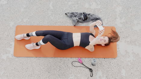 una mujer caucásica haciendo deporte al aire libre.