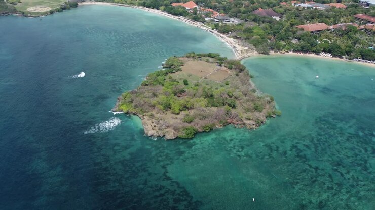 Fuga di lusso: Filmato aereo 4K con drone delle Isole di Nusa Dharma e della Penisola vicino a Nusa Dua, Bali