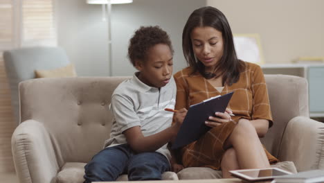 madre e hijo trabajando juntos en la tarea