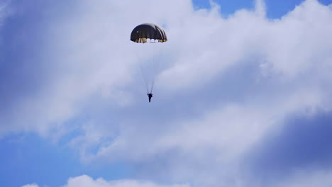 paratrooper skydiving