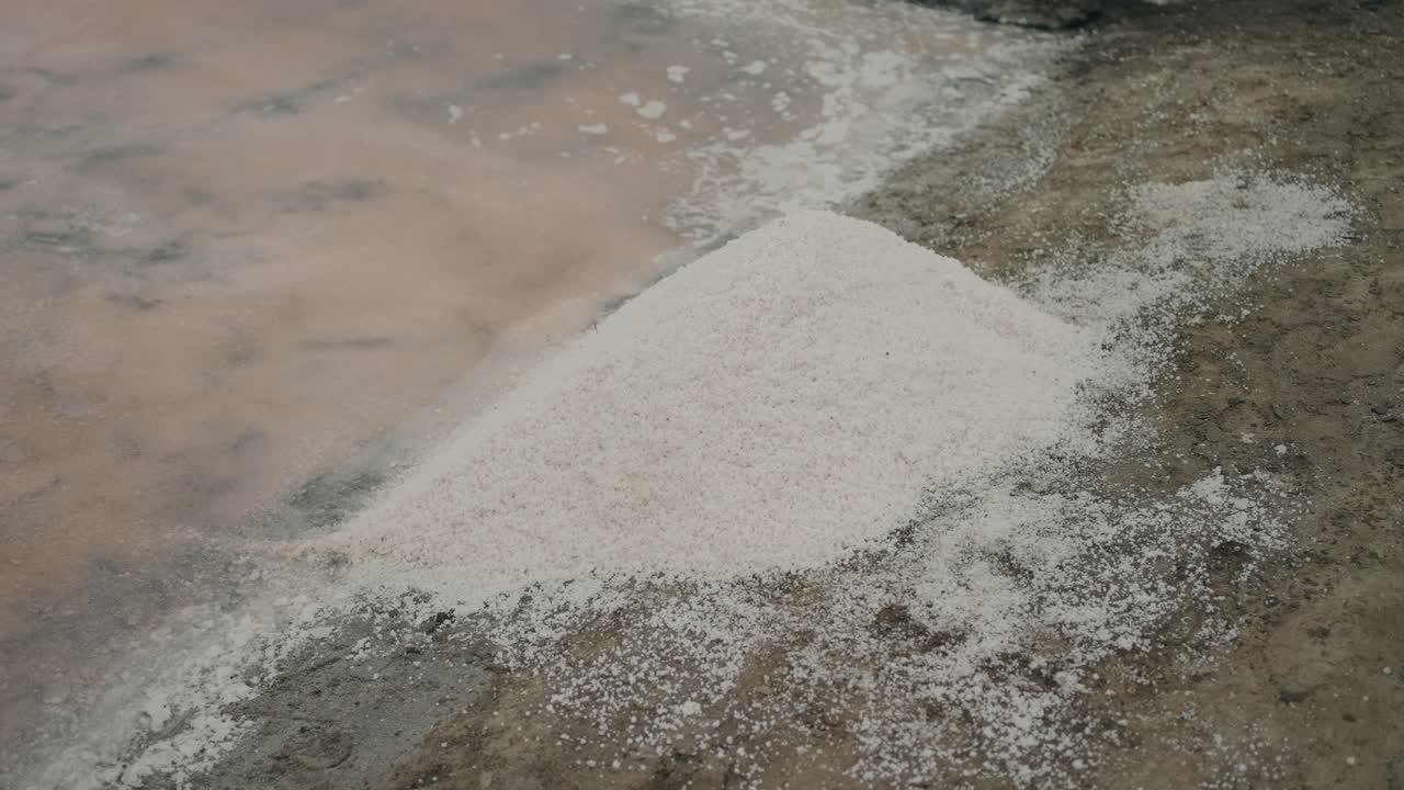 sal blanca acumulada junto a las poco profundas salinas de Aveiro