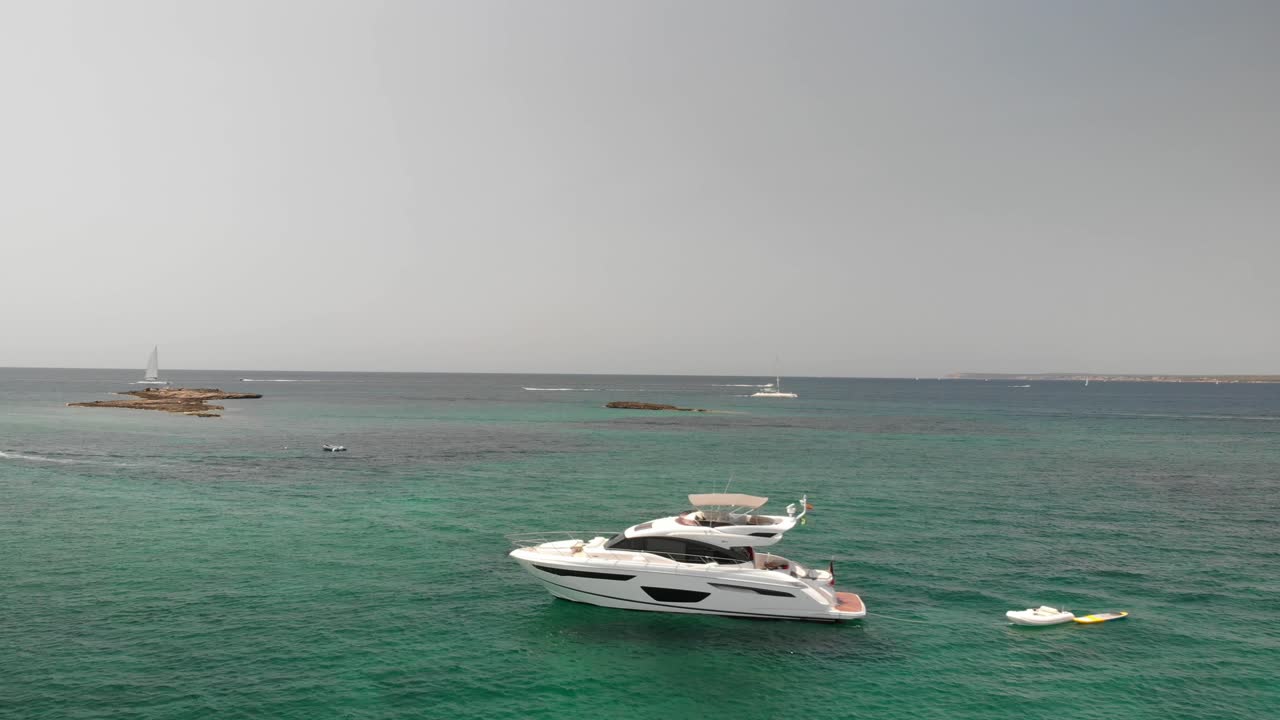 españa, mallorca platja des trenc beach un hermoso vuelo sobre la playa a 4k 24 fps con filtros nd en un día muy brillante con un drone dji mavic air