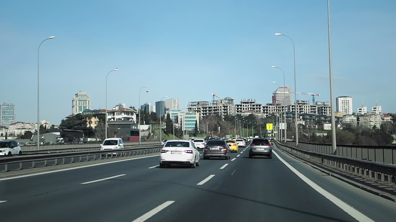 도시 를 가로지르는 고속도로 다리 에서 운전 하는 자동차