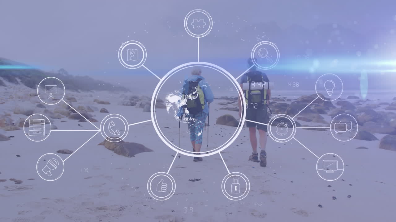 pareja de ancianos caucásicos caminando por el mar, sobre la red de iconos de los medios y el mundo