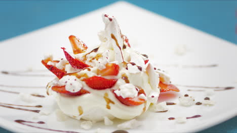 postre suspiro con fudge de fresa y chocolate