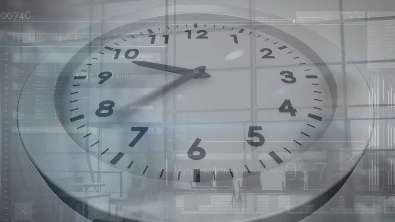 animación del reloj de tic-tac contra el lapso de tiempo de los empresarios que caminan en la oficina