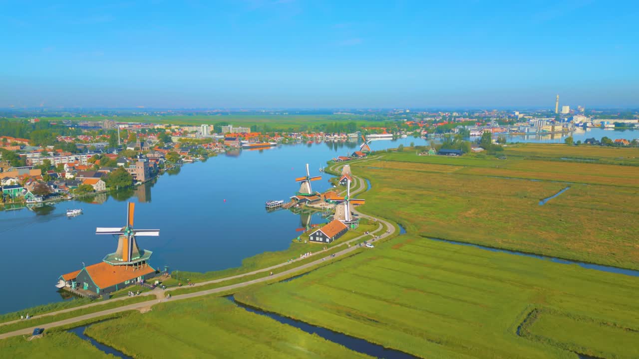 네덜란드 의 자안 강  ⁇  에 있는 전통적 인 네덜란드 공장 들 의 아름다운 스카이라인 에어리얼