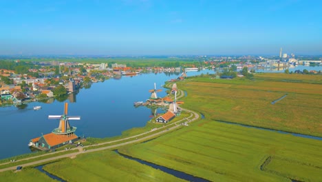 hermoso horizonte aéreo de molinos holandeses tradicionales junto al río zaan en holanda