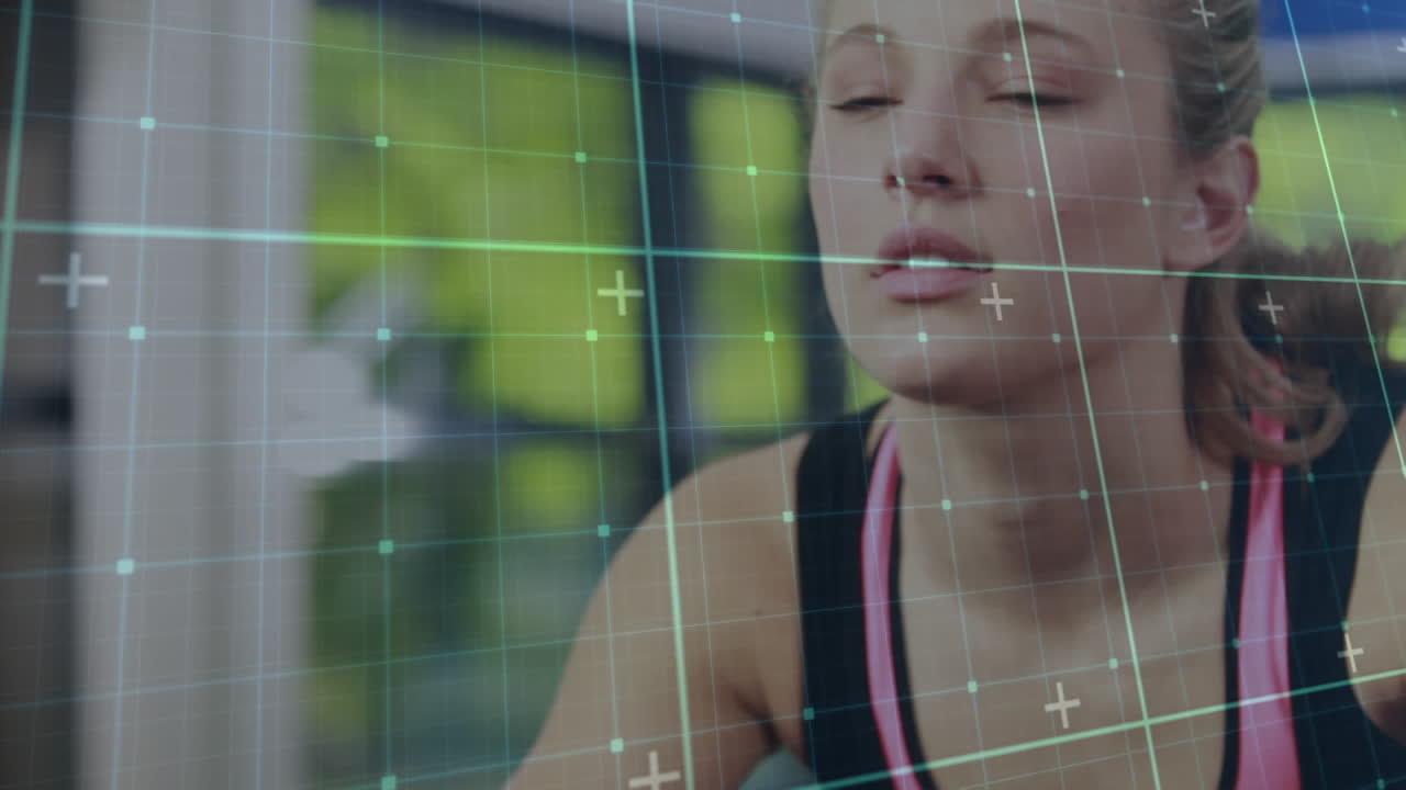 animación de una mujer caucásica sonriente haciendo ejercicio sobre la rejilla