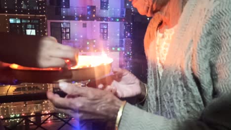 una anciana celebrando diwali con alegría,
