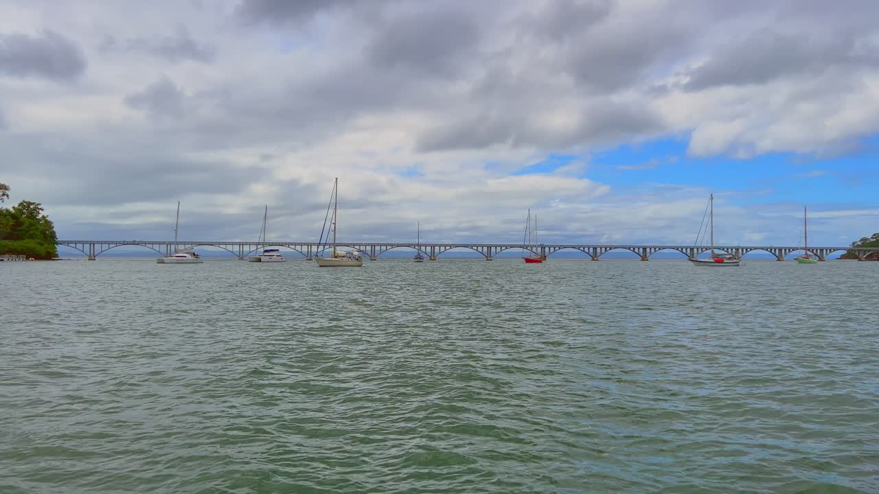 보트에서 본 사마나 만의 보행자 다리