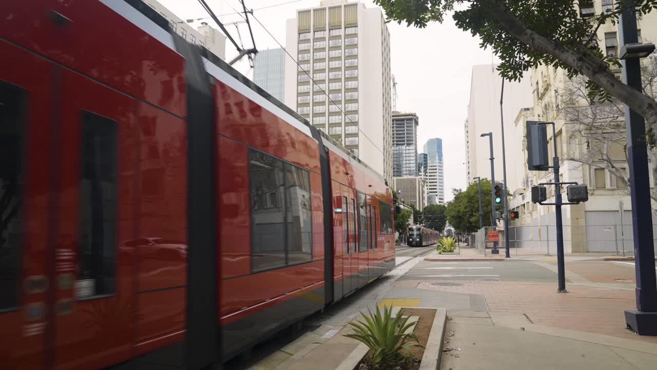 cámara lenta de trenes que pasan por el centro urbano de san diego california