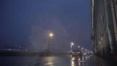 calle de la ciudad de la noche lluviosa