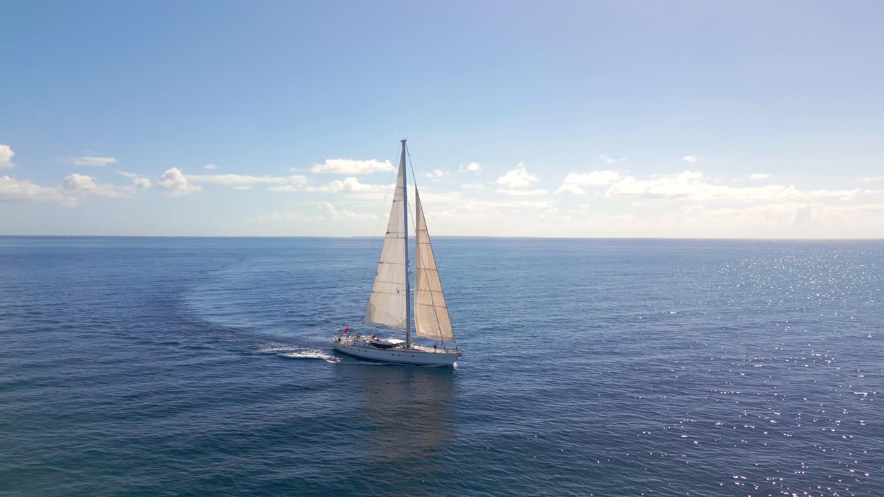 toma de seguimiento de drones de un yate de lujo de ostras navegando en mar abierto