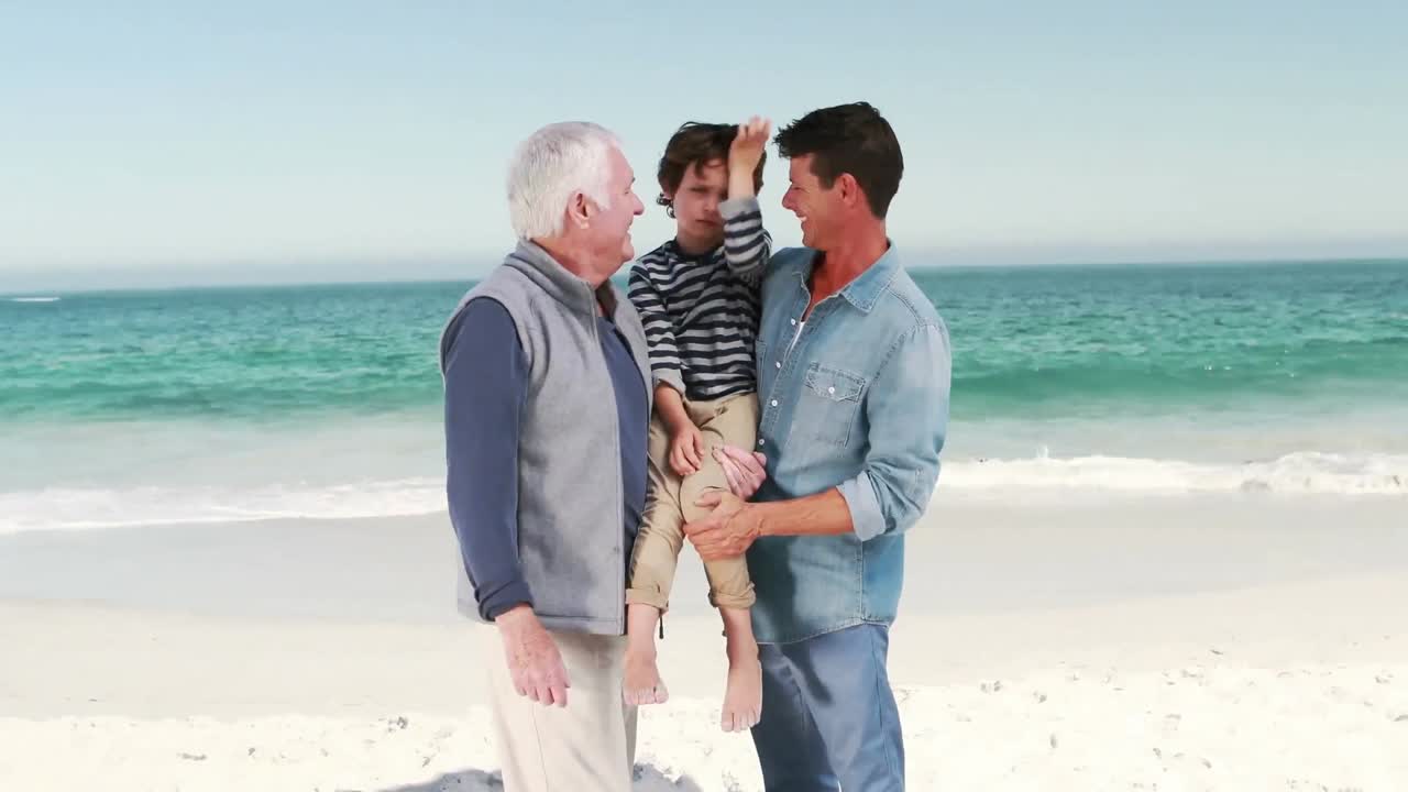 해변에서 행복한 다세대 가족을 통해 그들을 위해 그것을하는 비디오