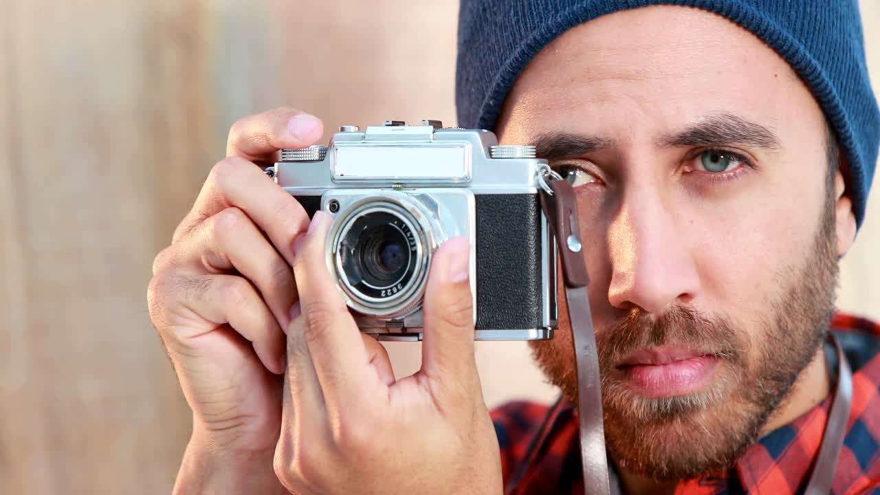 사진을 찍고 있는 캐주얼 사업가