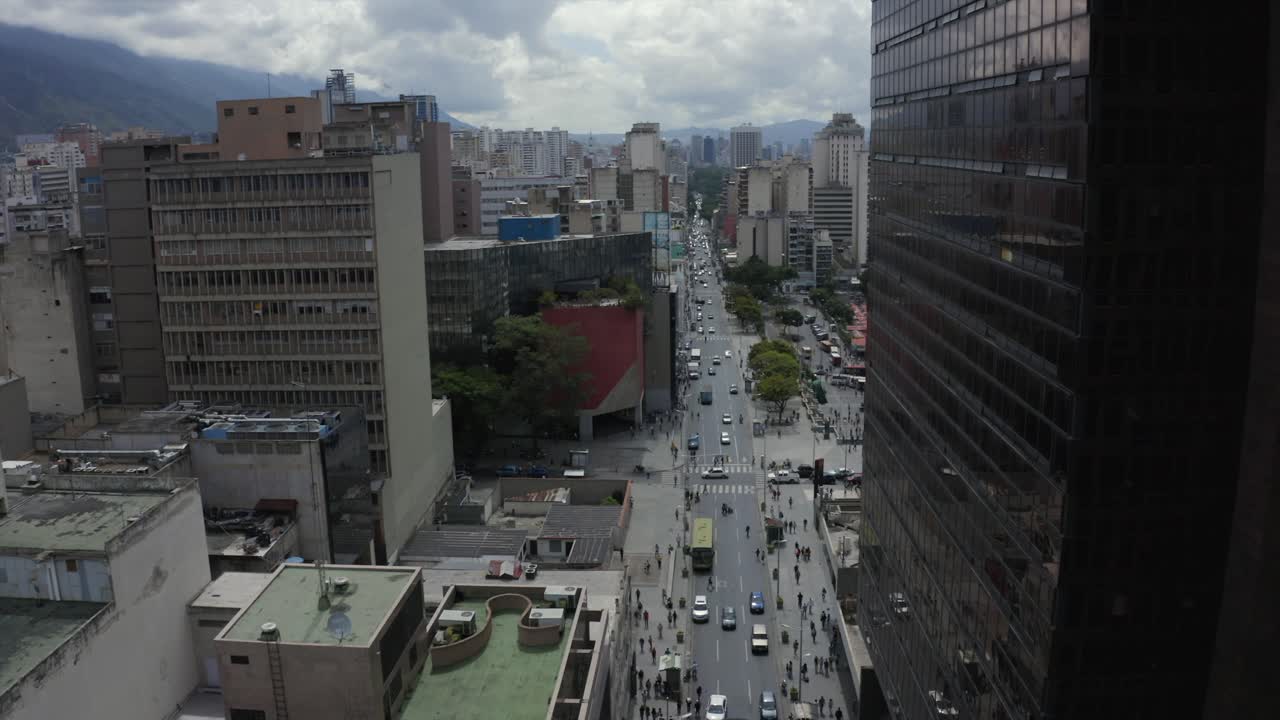 vista de drones entre edificios en la ciudad