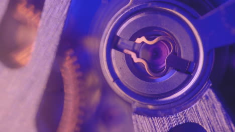 mecanismo de engranajes de trabajo de un reloj mecánico - macro