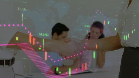 animación de las estadísticas y el procesamiento de datos financieros sobre gente de negocios estrechando la mano en la reunión