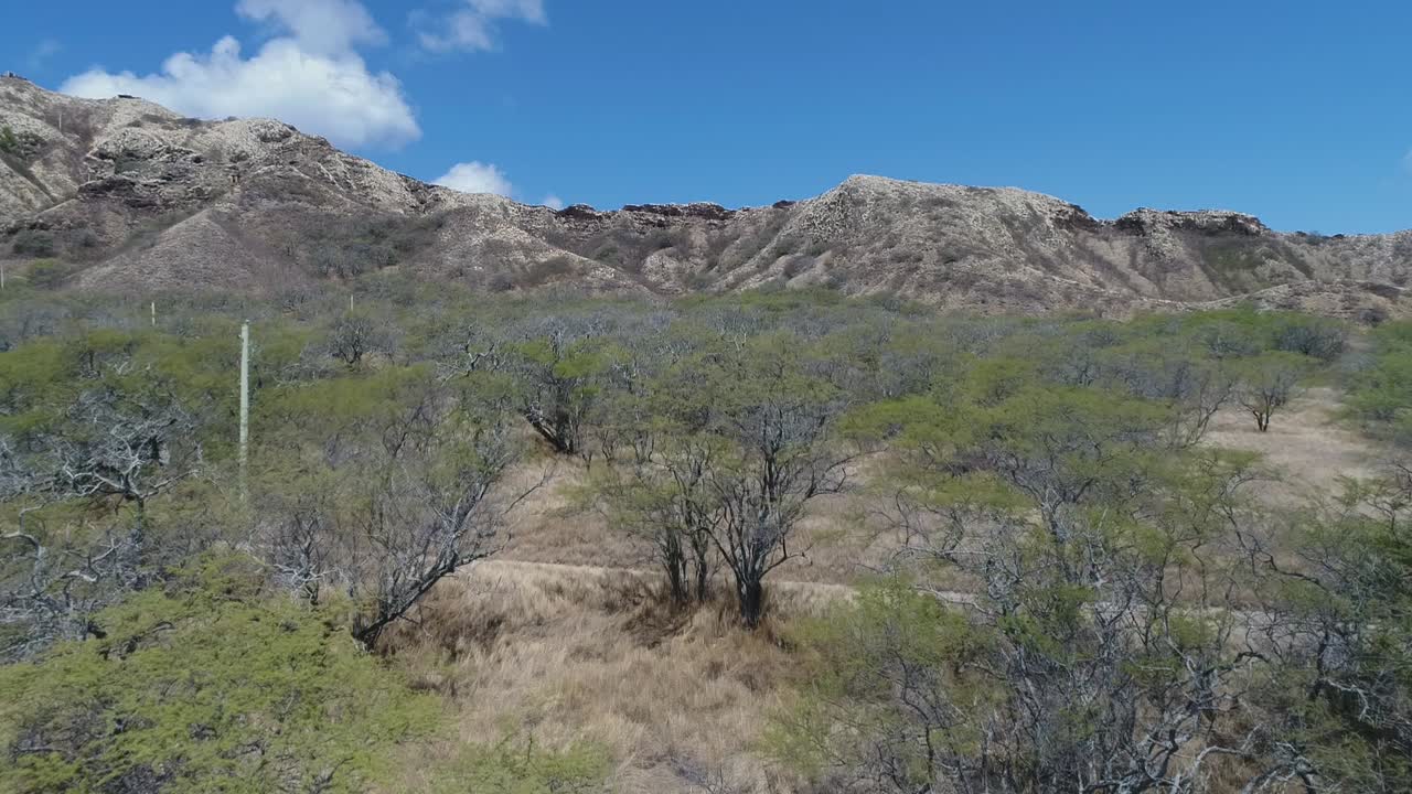 ubicación en el desierto, paisaje de sabana hawaiana, sobrevuelo aéreo hacia la montaña rocosa