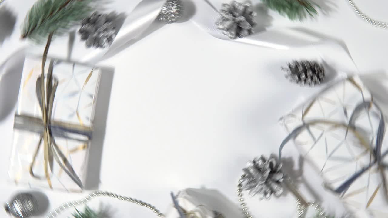 크리스마스 추상적인 배경 360도 회전, 복사 공간, 은색 소나무 니, 소나무 가지와 선물 상자, 색 배경에 회전