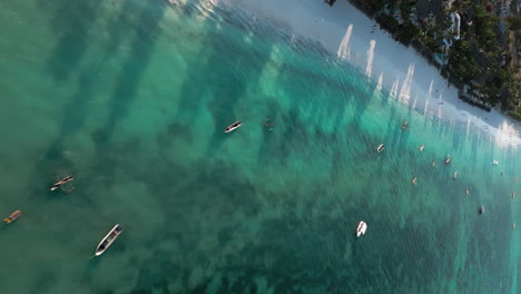 Luftaufnahme-Von-Booten-Auf-Klarem-Wasser-Am-Strand-Von-Sansibar-Bei-Sonnenaufgang