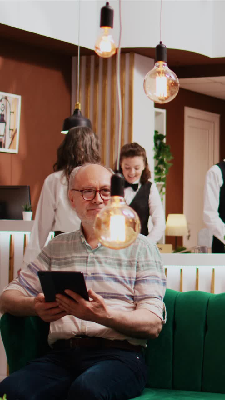 Video verticale Uomo anziano controlla la connessione del tablet