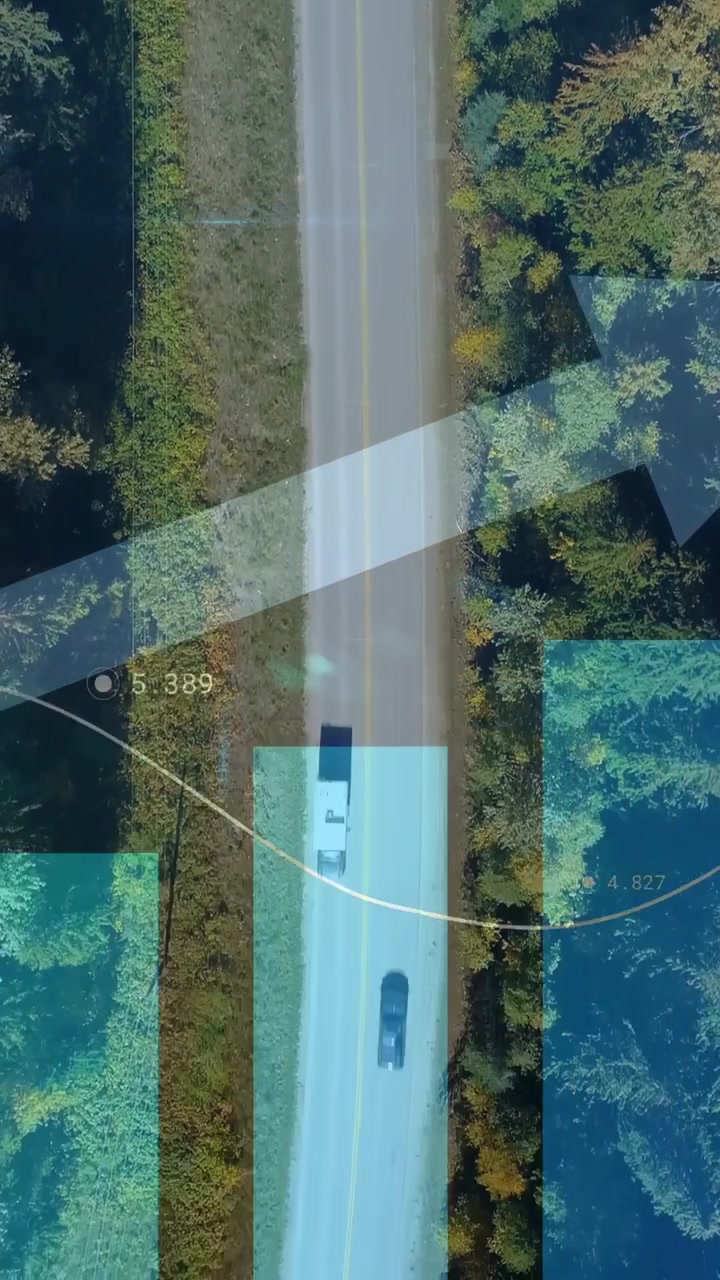 Video verticale: Drone in fase di avvio, camion in discesa, con un'auto scura che passa e telemetria che indica il flusso del traffico.