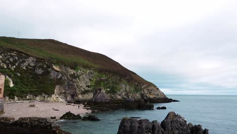 Schwenken-über-Anglesey-Irish-Sea-Porth-Wen-Industrielle-Mauerwerkruinen-An-Der-Küste