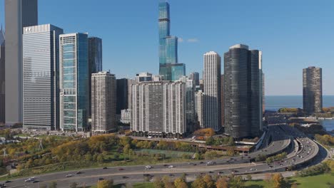 Edificios-Aéreos-Modernos-De-La-Ciudad-De-Estados-Unidos-En-Chicago,-Red-De-Carreteras-Elevadas-Y-Parque