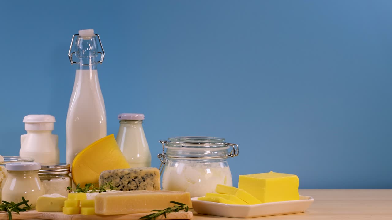 테이블 에 배열 된 여러 가지 유제품