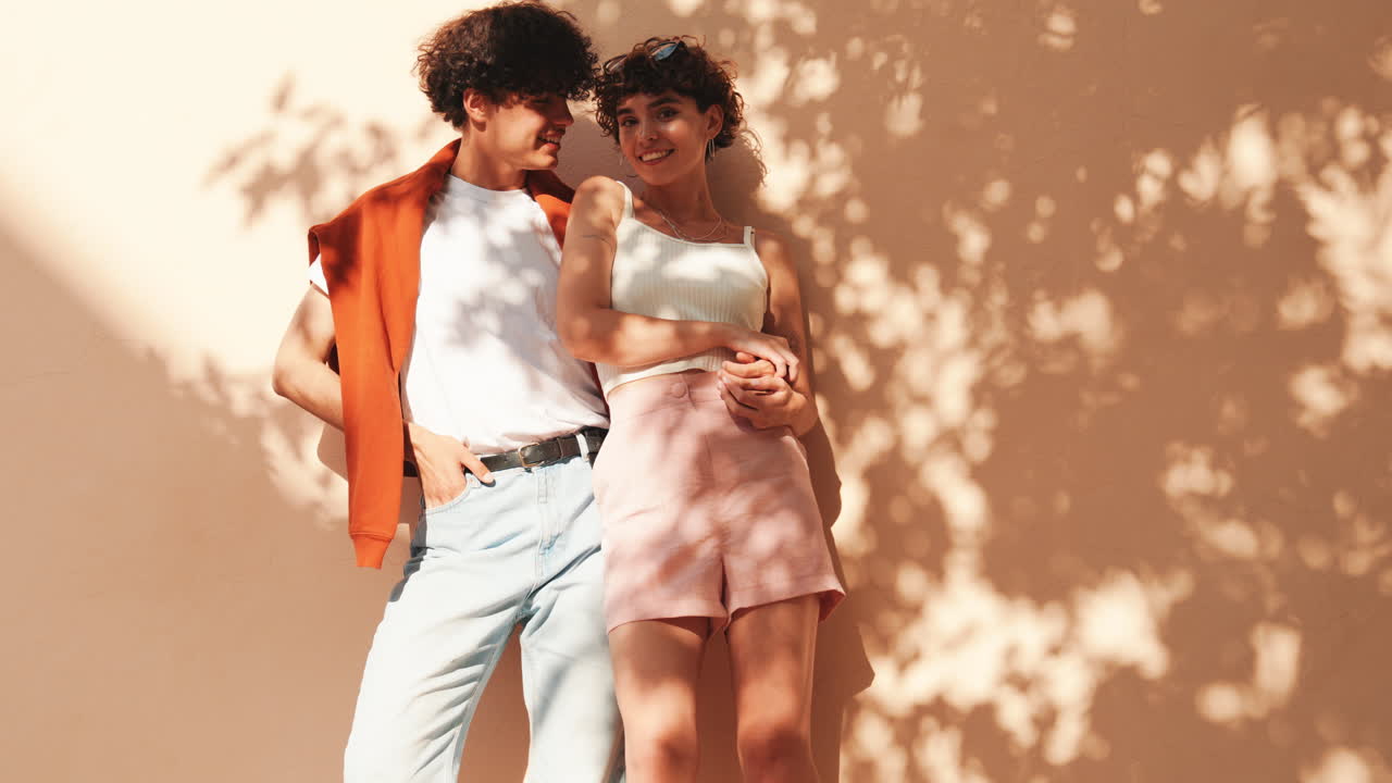 야외에서 포즈를 취하는 커플