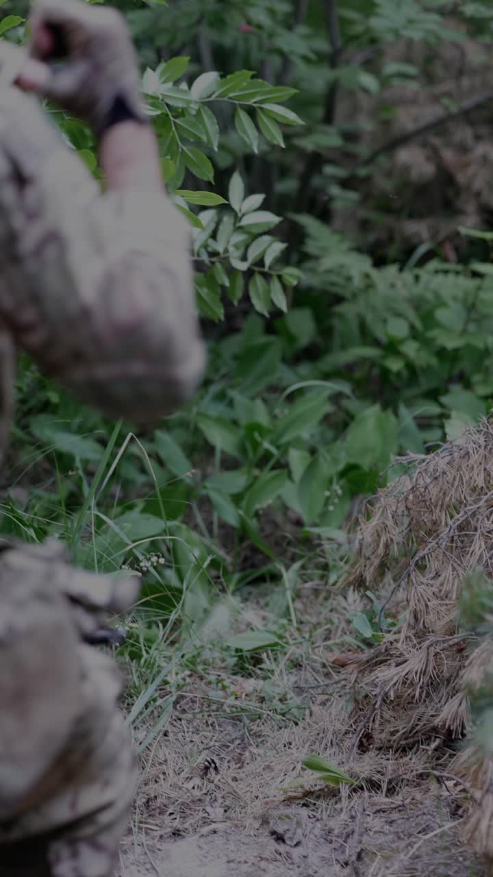 personal militar en un bosque