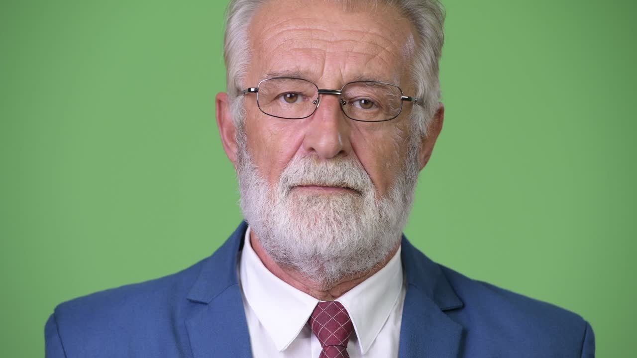 초록색 배경 에 있는 잘생긴 수염 이 있는 상인