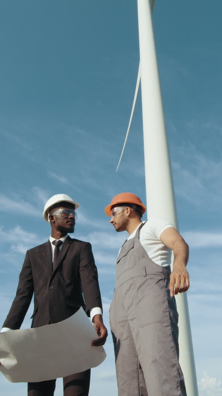 ingenieros inspeccionando la turbina eólica