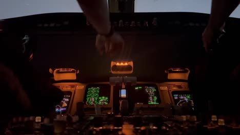 vista cercana exclusiva de los controles e instrumentos de la cabina de un jet